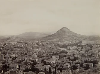 Blick auf Athen von der Akropolis mit dem Lykabettus-Hügel im Hintergrund